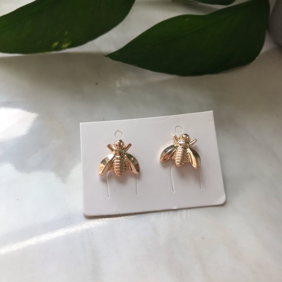 🐝 Dainty Bee Stud Earrings 🐝 - Picture 4 of 4